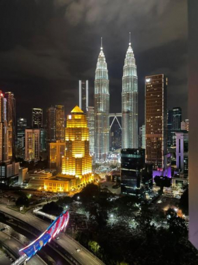 KLCC muslim homestay facing unblock view of KLCC walking distance to klcc, LRT train in front of lobby